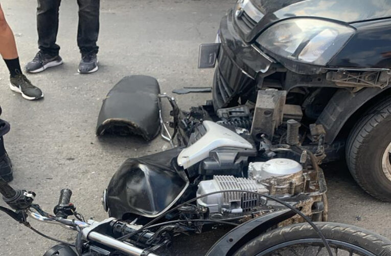 Motoqueiro Fica Ferido Após Colisão com Dois Veículos em Itaboraí