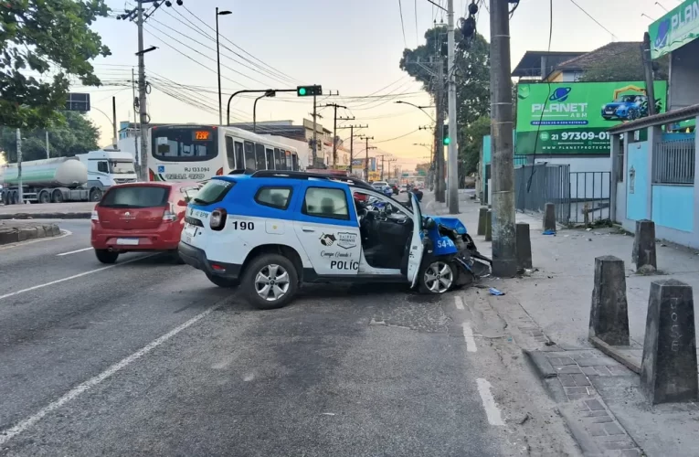 Policiais ficam feridos após viatura colidir com poste na Zona Oeste