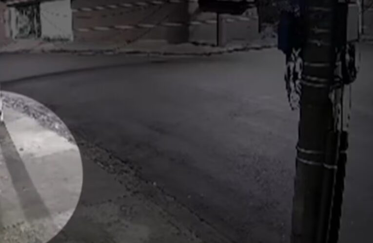 Bebê de 3 anos é flagrada saindo sozinha de casa de madrugada; mãe estava em baile funk