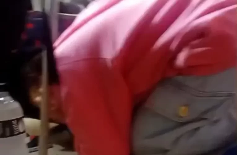 Crianças se escondem durante tiroteio no bairro Jacaré, em Cabo Frio, nesta manhã.