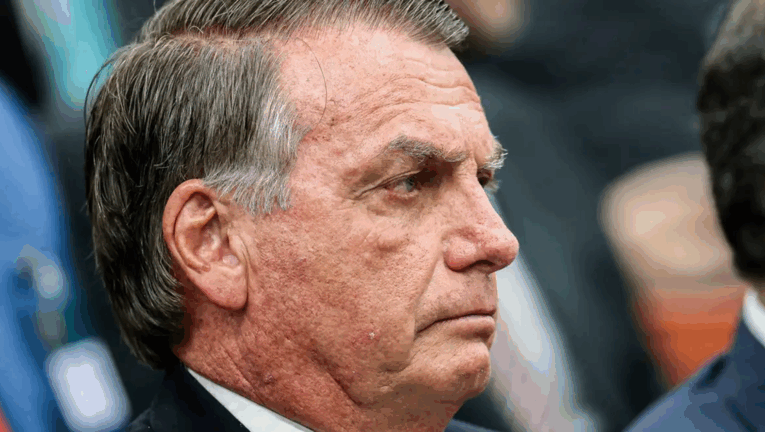 Bolsonaro pede a Moraes para realizar procedimento para remoção de pinta.